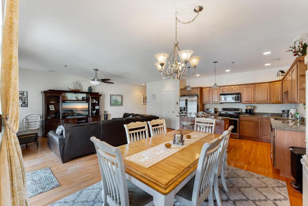 3 Bedroom Condo with Ocean Views at The Royal Crest, Wildwood Crest