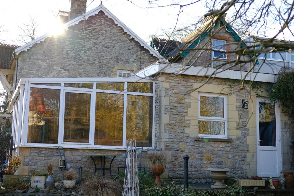 Quirky Mid-Century Holiday Home, Shepton Mallet photo 8