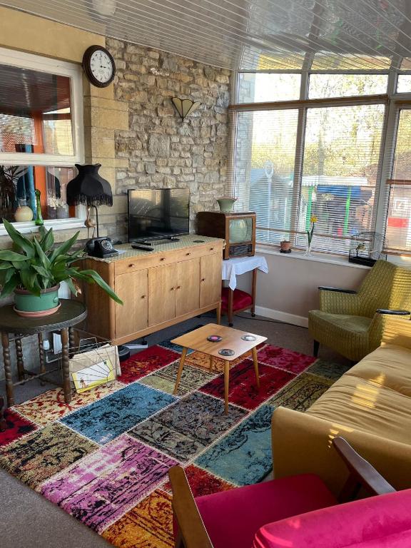 Quirky Mid-Century Holiday Home, Shepton Mallet photo 4