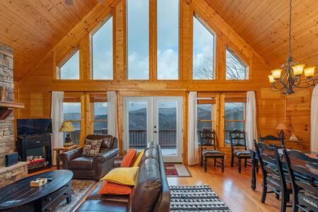 Views on 2 Decks~Pool Table~Hot Tub~Near Asheville, Swiss