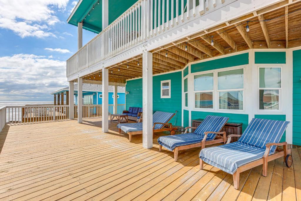 Footprints in the Sand - Luxe Freeport Home!, Freeport