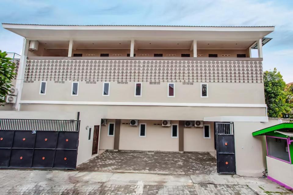 YUTAKA Inn Dukuh Kupang Surabaya YUTAKA Inn Dukuh Kupang Surabaya