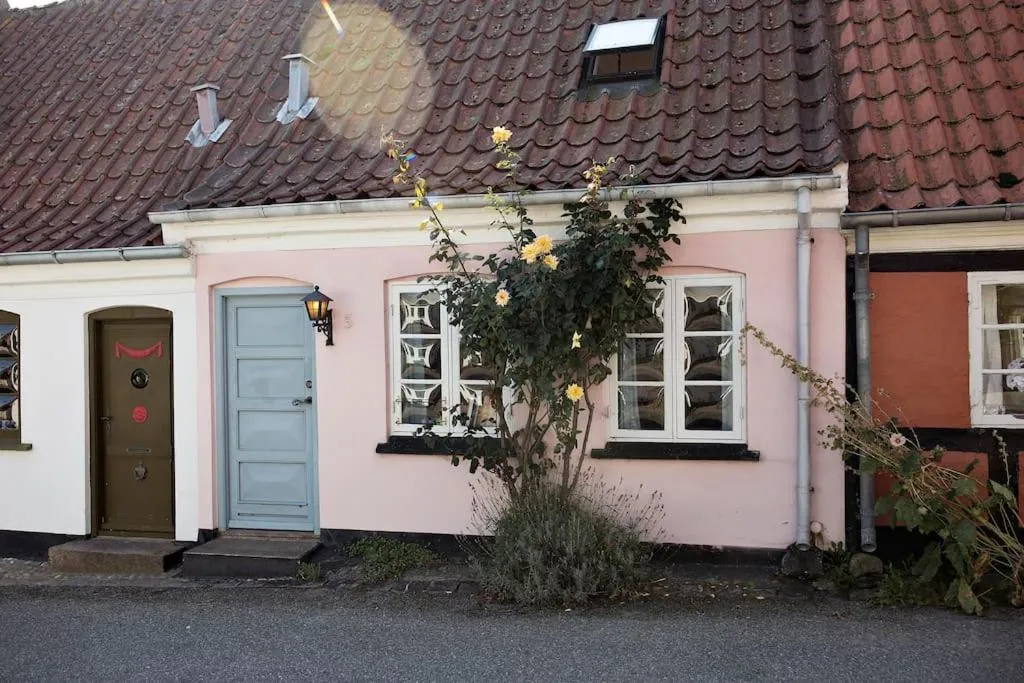 Skønt fiskerhus. Tæt på by, havn og havet, hotel in Marstal