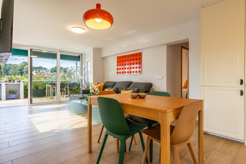 Luxury Designer Beach Front Two Bedroom Apartment - 3