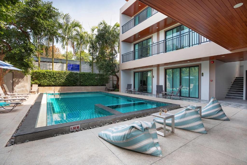 Swimming pool