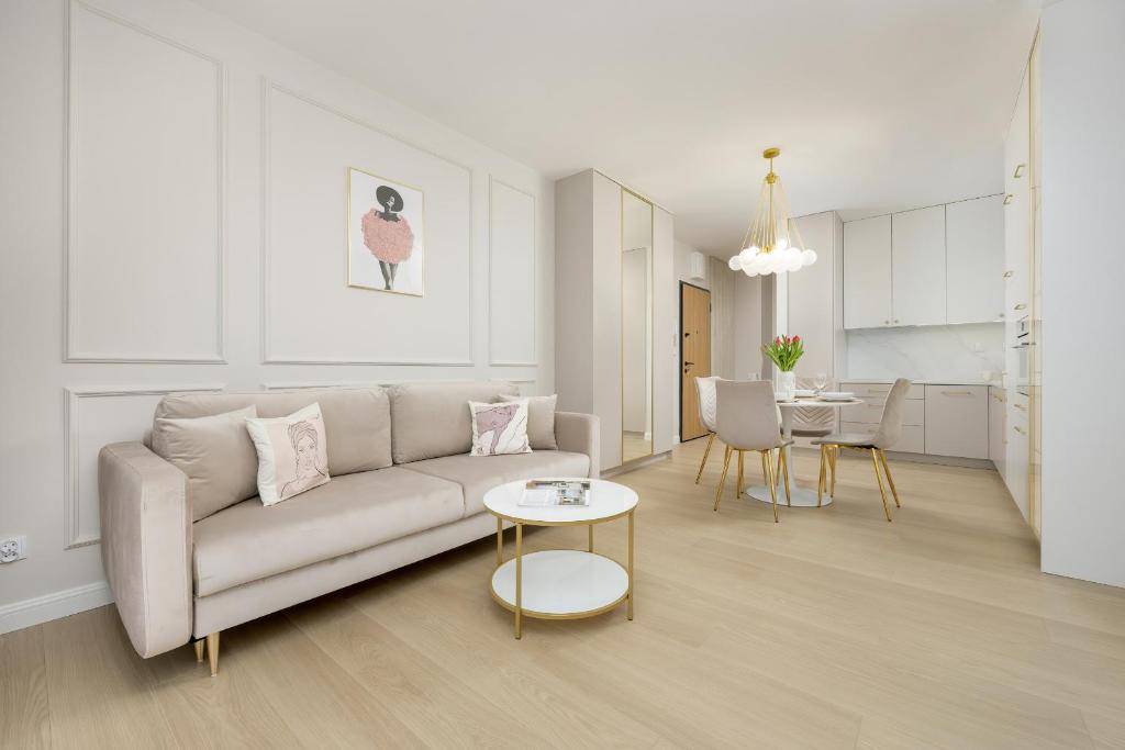 Stylish Apartment with Balcony 7th Floor by Noclegi Renters, Varsavia