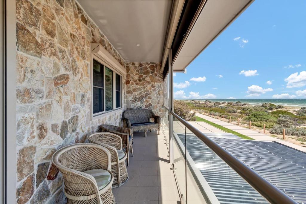 Sandpiper Retreat - Breathtaking Beachfront Panorama, Adelaide