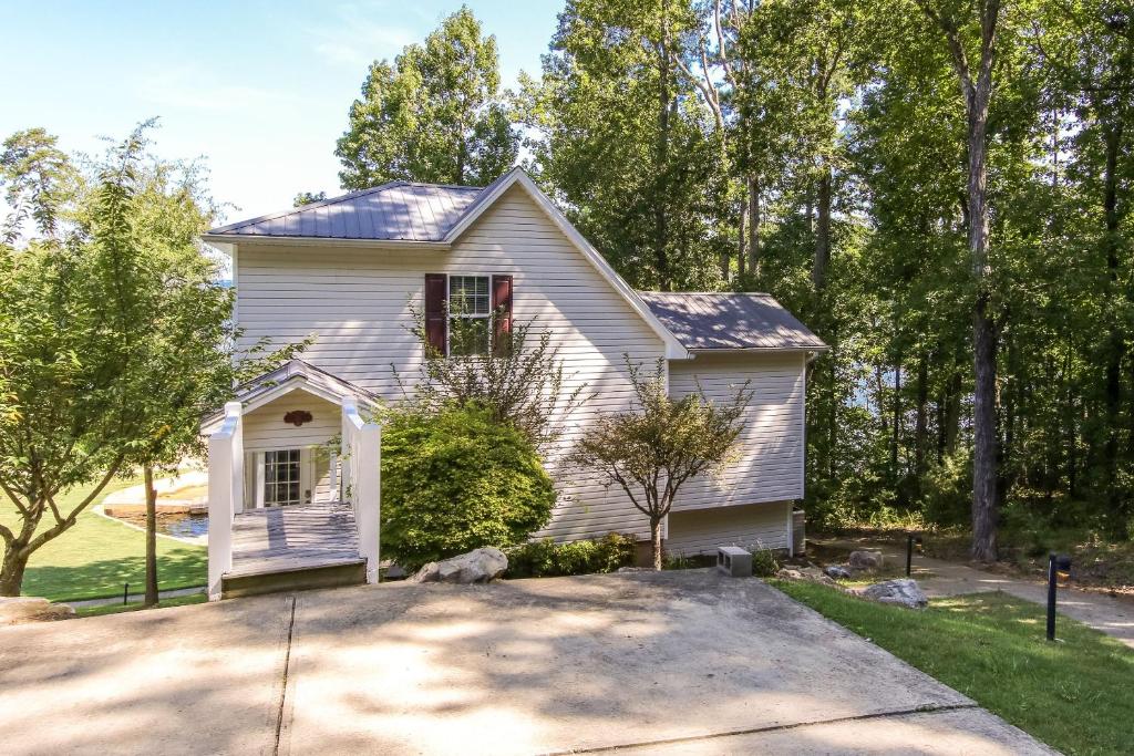 House #10 Paradise Found (pet friendly) private pier, Centre