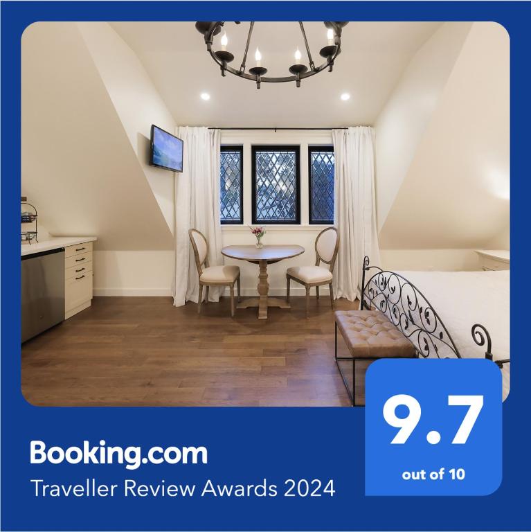 New Tudor Cottage one block from Chico State and downtown with private garage, Chico