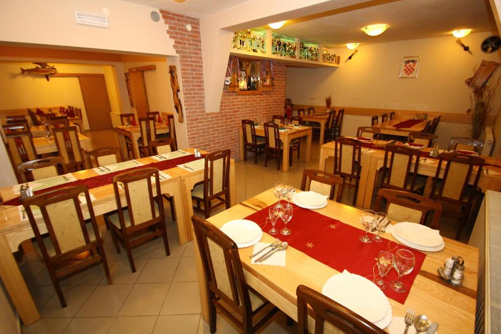 Restaurant, Kod Ribica in Krapje