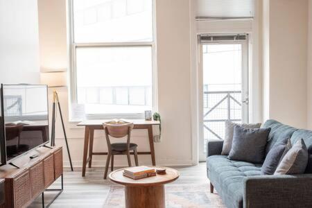 3BR CozySuites The Block Direct Skybridge Access#2, Indianapolis