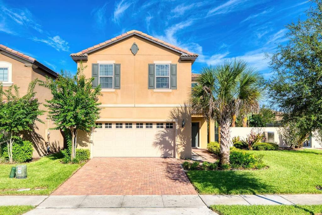 Utopia - 5 Bedroom Bright and Cheerful Home, Kissimmee