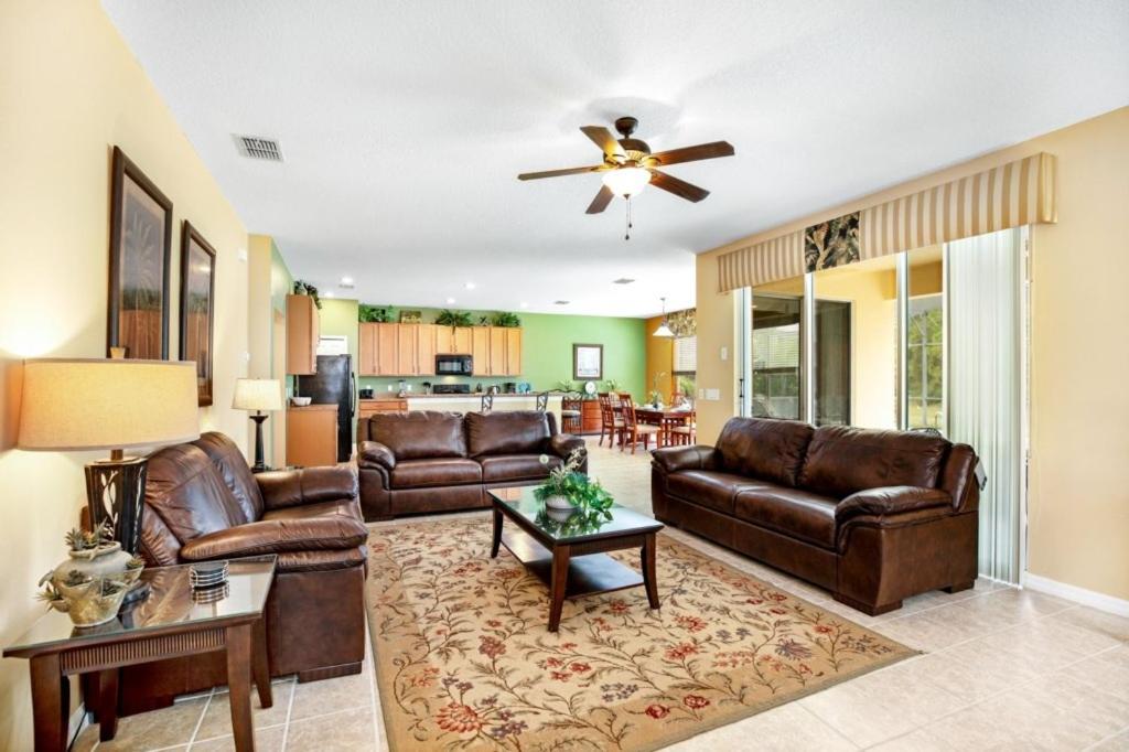 Spacious and Relaxing Home with South Facing Pool home, Davenport