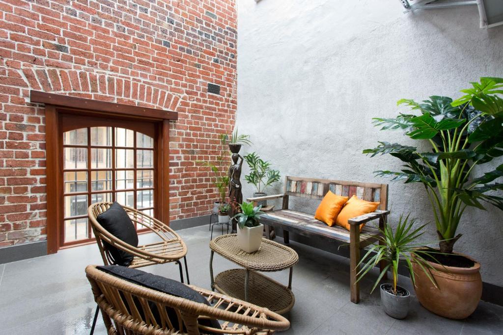 Windows on Pakenham-Hip art space in the West End, Fremantle