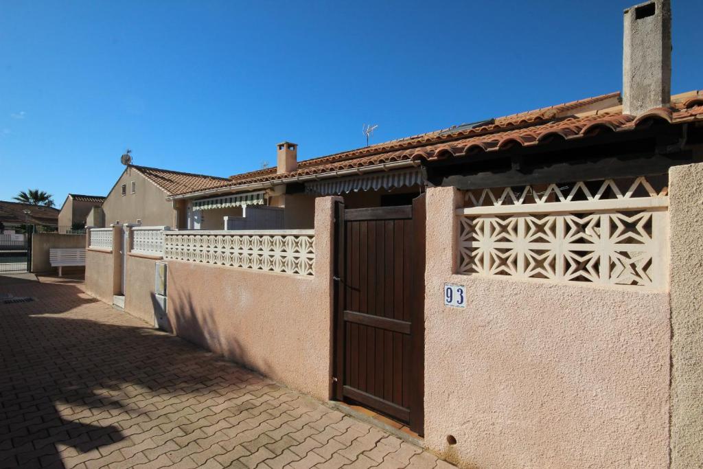 Villa 6 couchages 3 chambres terrasse ombragée parking dans résidence sécurisée piscine commune 400m de la mer LRJP93 - 3