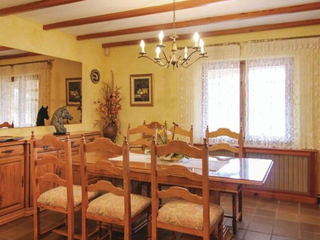 Pretty Villa with Sun Loungers - 2