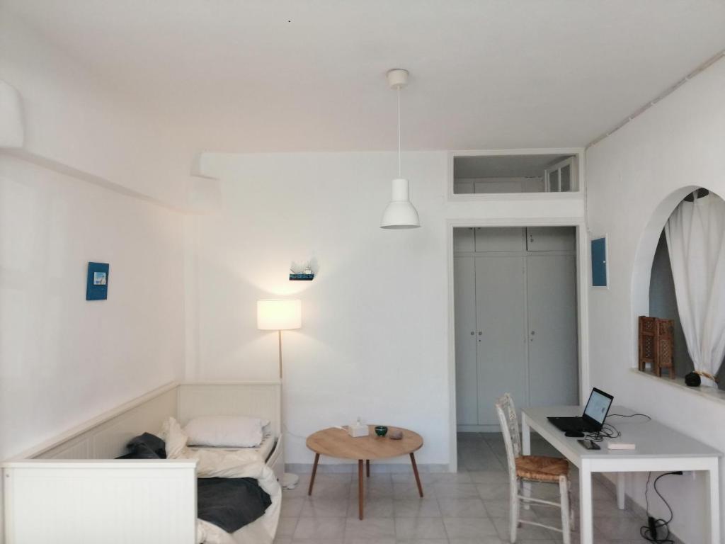 Renovated apartment in the heart of Paroikia., Kampos