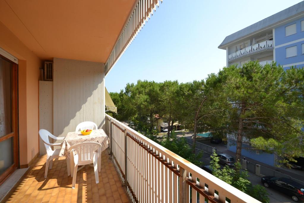 Sunny apartment right by the beach - 2