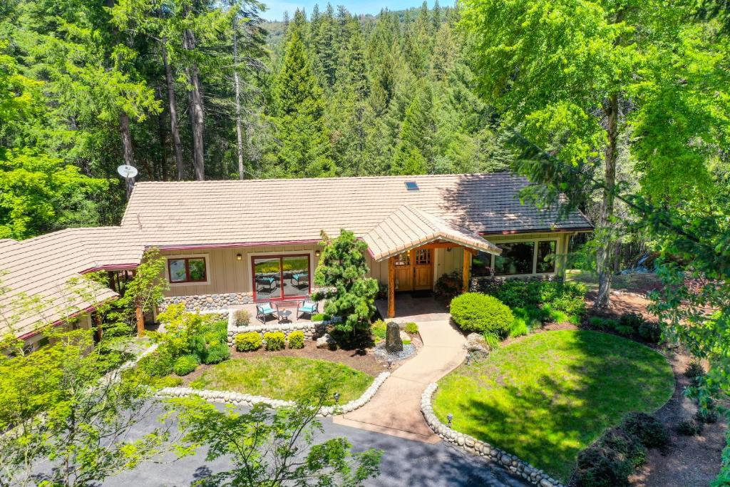 Lux, designer 8-acre retreat with private creek, Nevada City