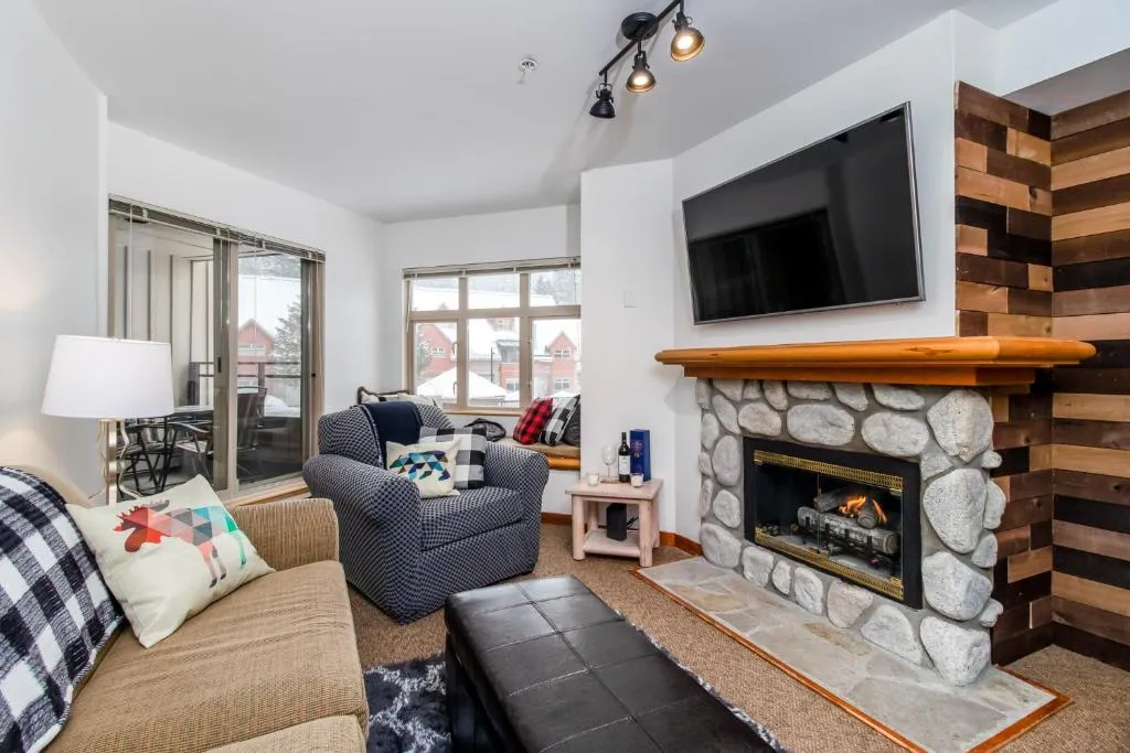 Creekside Slopeside 1BR with pool, hot tub, BBQ, hotel in Whistler