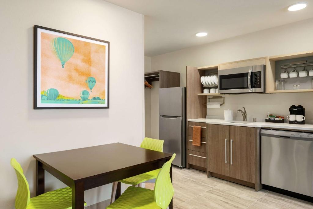Home2 Suites by Hilton Alamogordo White Sands キッチン
