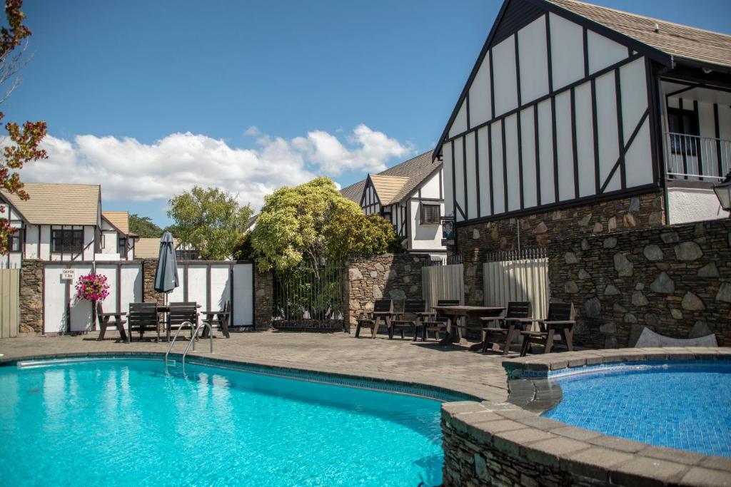 Swimming pool, Scenic Hotel Cotswold in Christchurch
