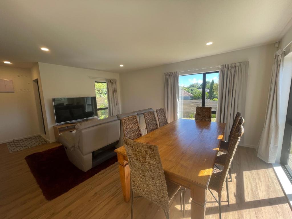 Modern Home by the Reserve, Auckland
