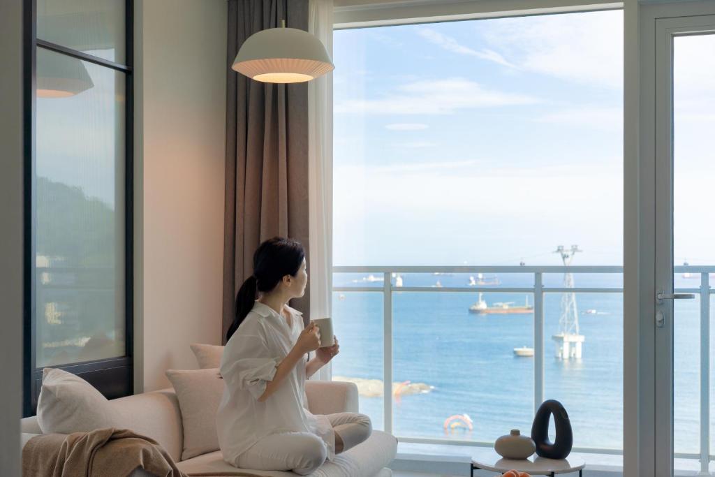 창 밖 전망 이미지