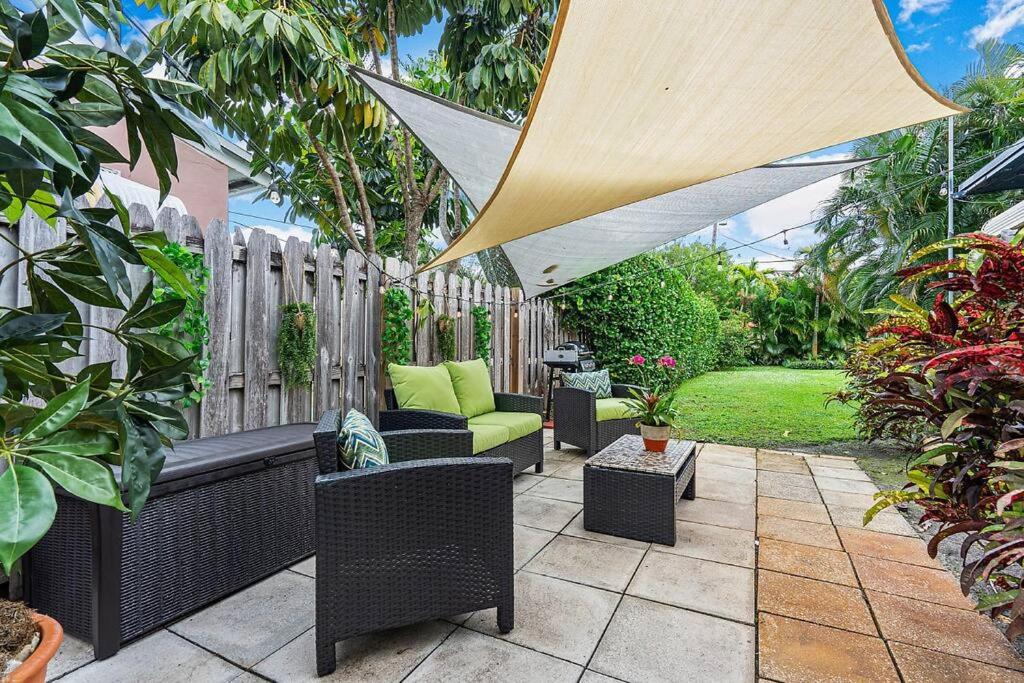 Ranch Style, King Bed, Guitar, BBQ- 1 Dollar rides to Beach & Downtown, Lake Worth