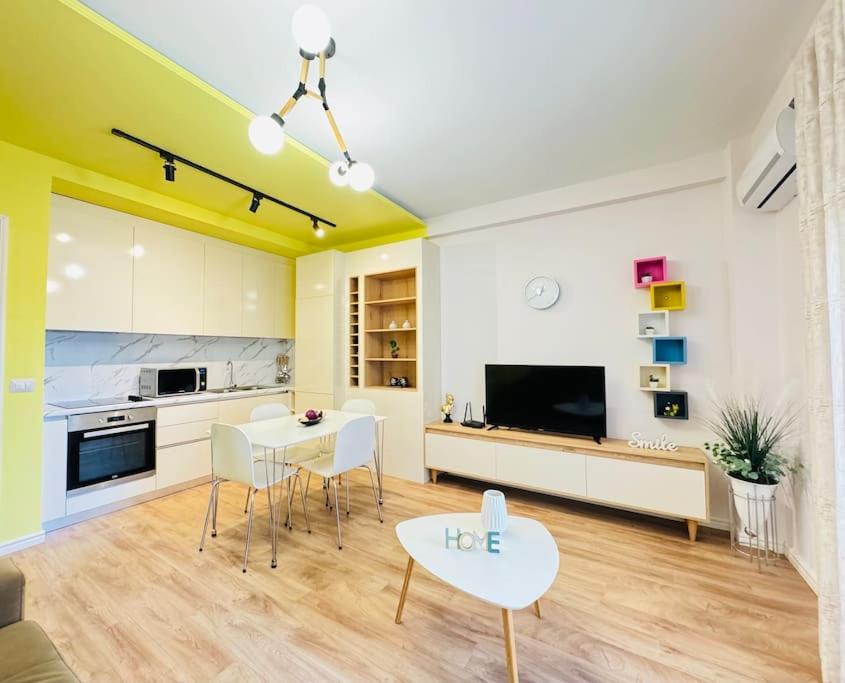 Yellow Apartment, Durrës