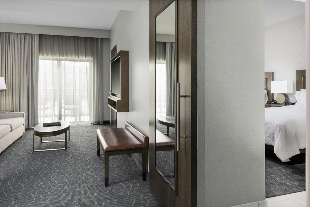 Embassy Suites 스위트 객실