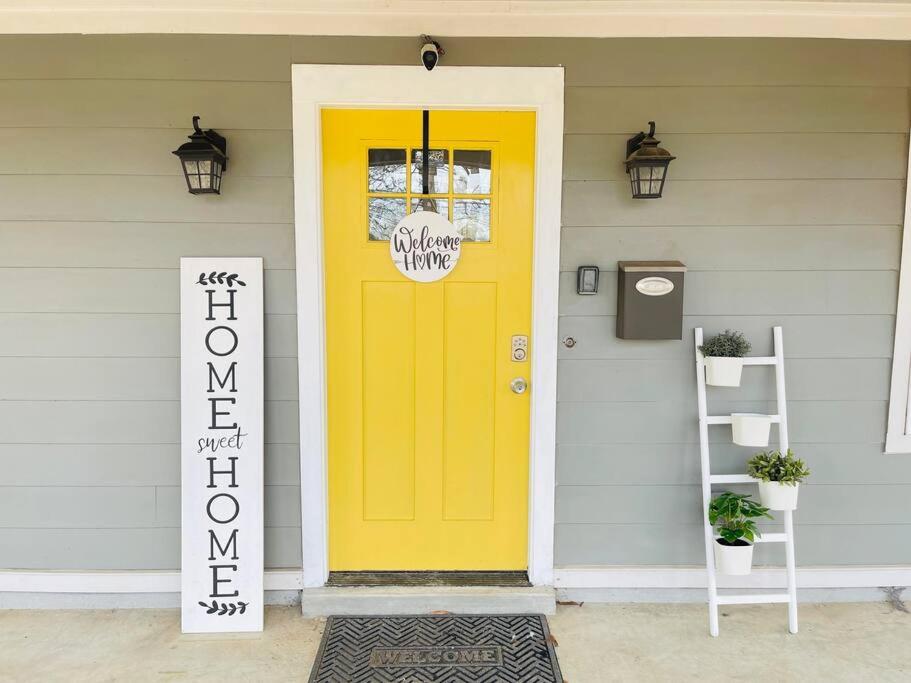 Spacious home, 3 king beds, huge backyard near UM, Memphis