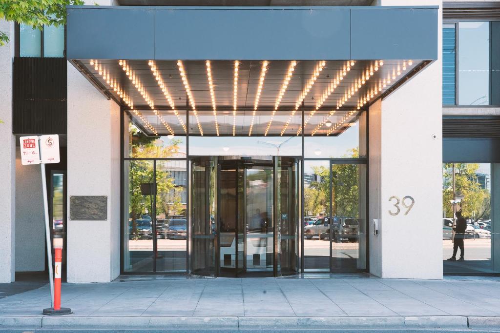 Patio Mt view 1BR apt in CBD near ANU and museum with free parking and WiFi, Canberra