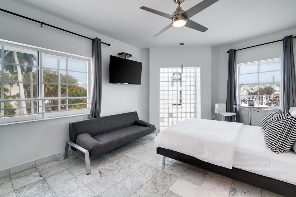 Best Location SOBE Top Floor 2 min to beach & fun, Miami Beach