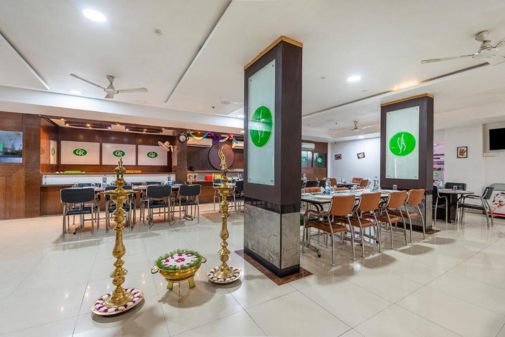 Treebo South Avenue, 700 Mts From Promenade Beach レストラン