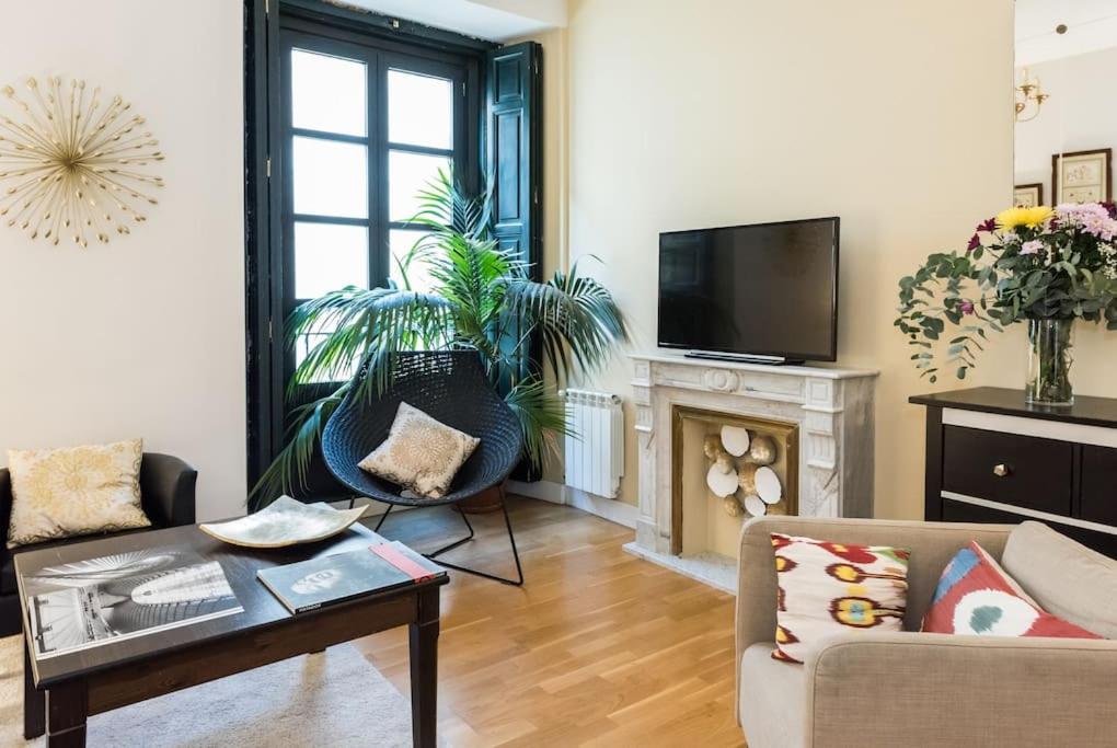 WoW! LATINA PALACE, Cent 2br 2ba LIFT - 3