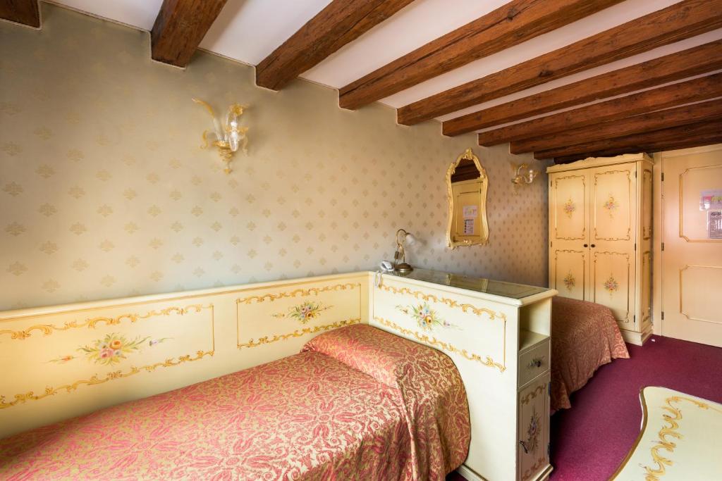 Locanda Al Leon — Hotel rooms in Venice, Veneto