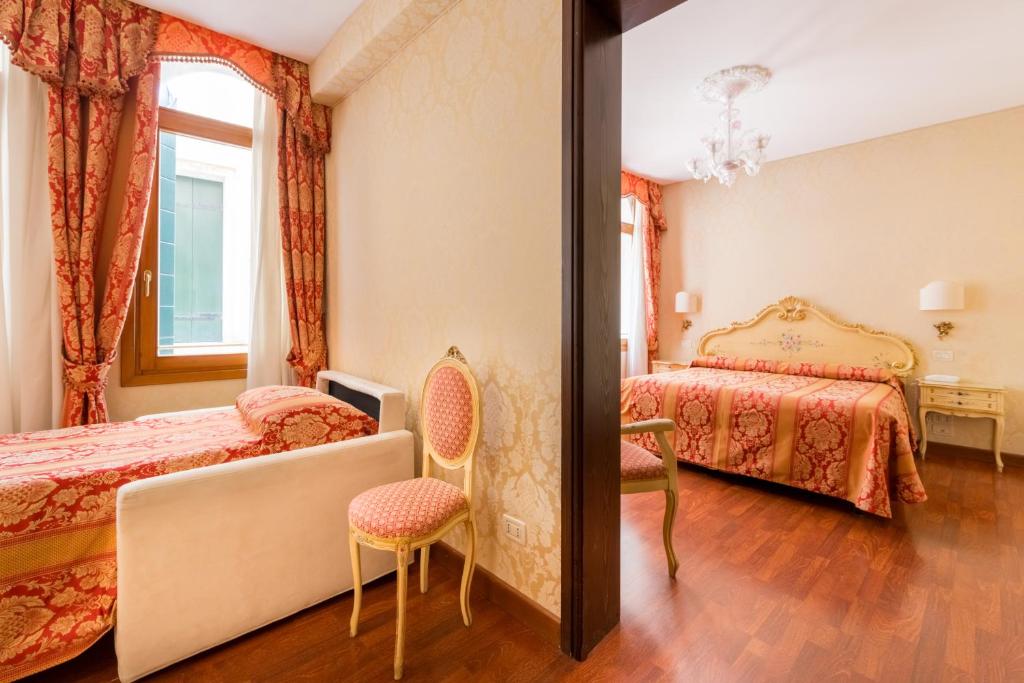 Locanda Al Leon — Hotel rooms in Venice, Veneto