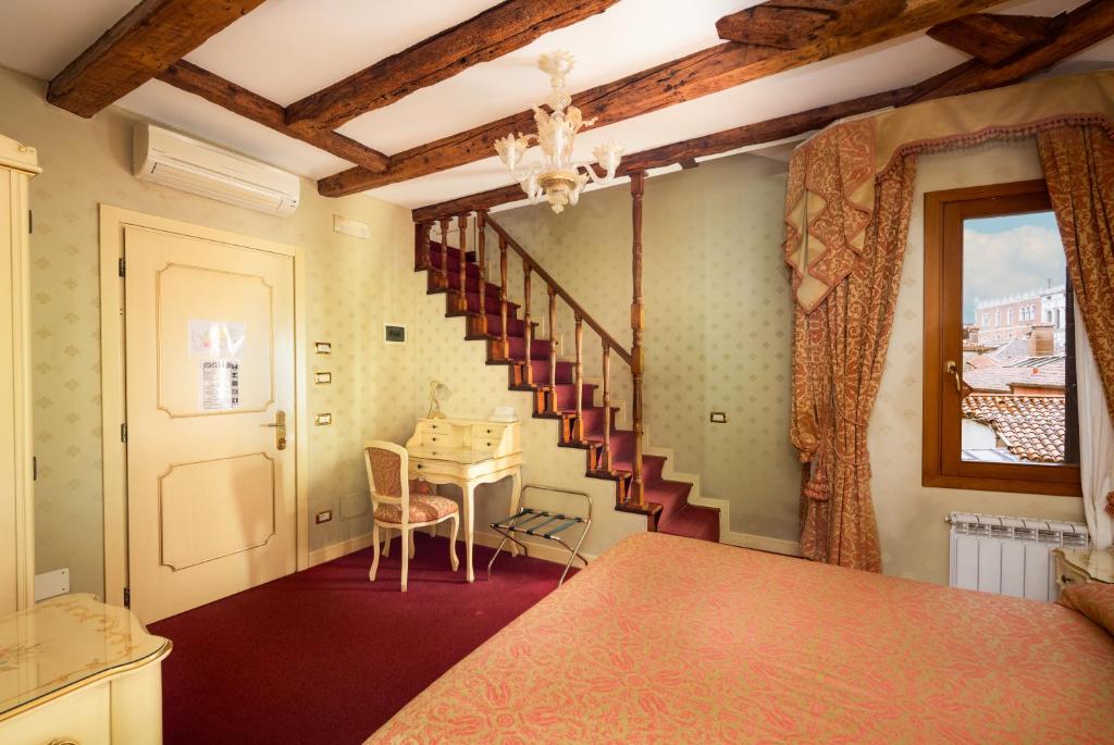 Locanda Al Leon — Hotel rooms in Venice, Veneto