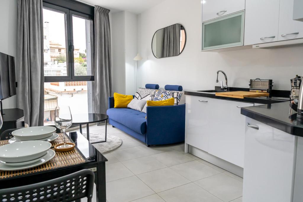 Modern Wave Escape apartment with private parking and rooftop pool BY NAMASTE ELITE, Torremolinos