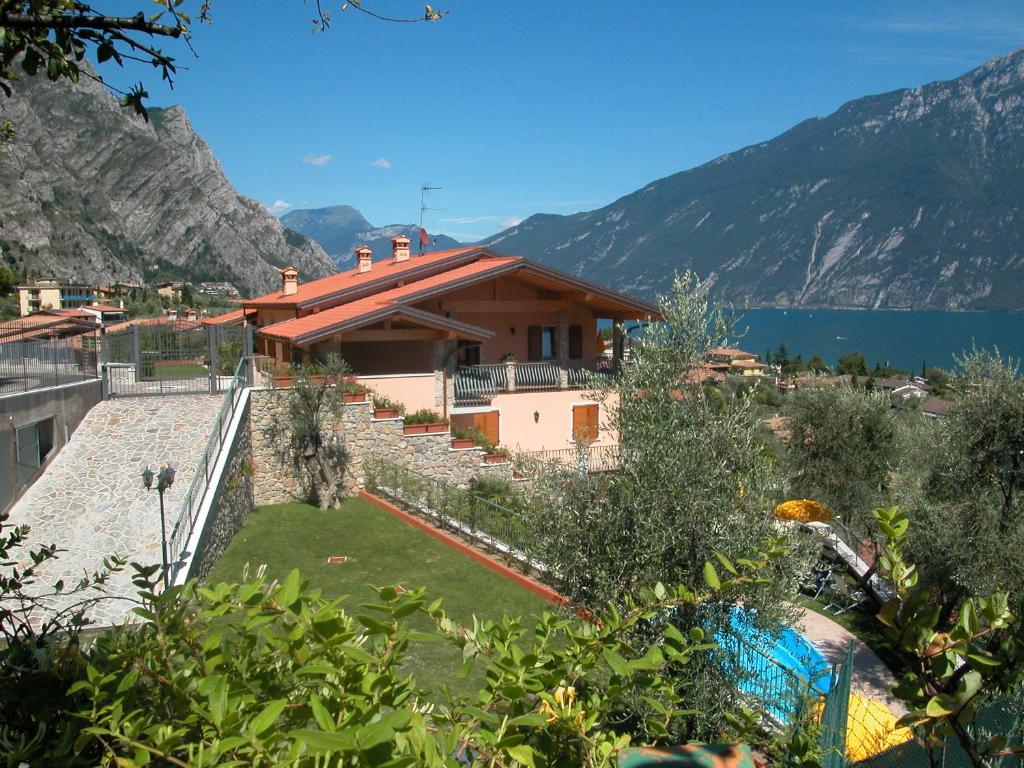 Hotel Florida — Hotel building in Limone sul Garda, Lombardy
