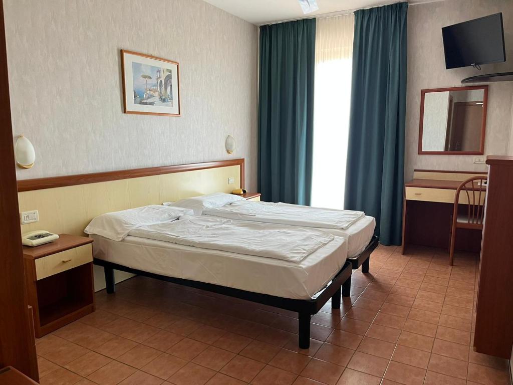 Hotel Florida — Hotel rooms in Limone sul Garda, Lombardy