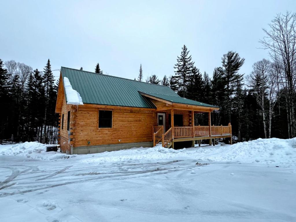 65PT New Log Cabin in Private Setting. Hot tub. Gym/Pool Access!, Twin Mountain