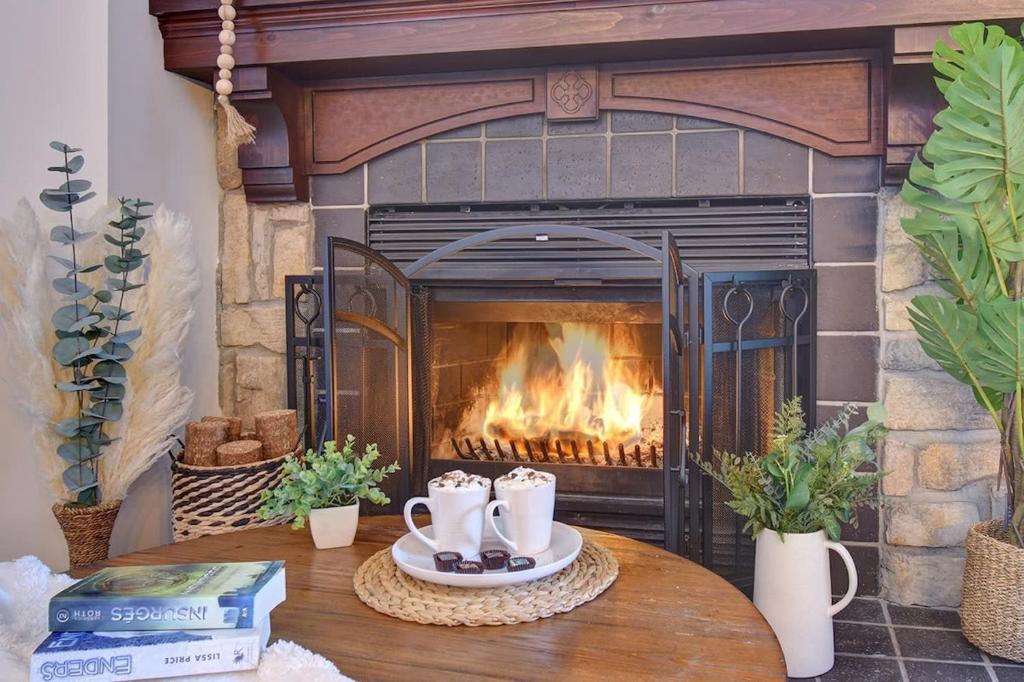 Huge condo in front of Tremblant ski resort, Mont-Tremblant