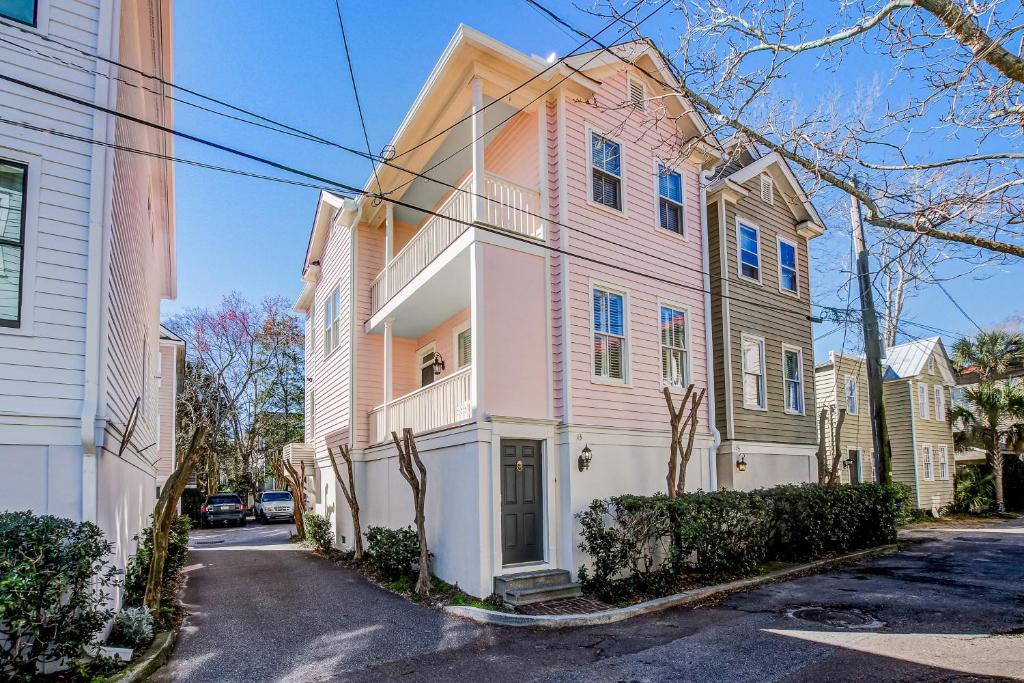 Charleston Charmer, Charleston