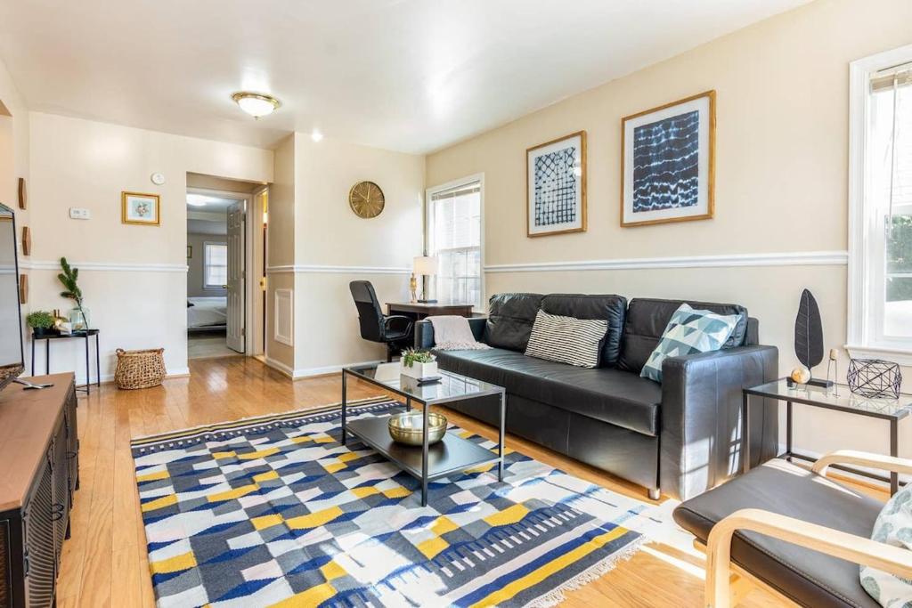 Cozy House 10min to Monuments and DC by CozySuites, Arlington