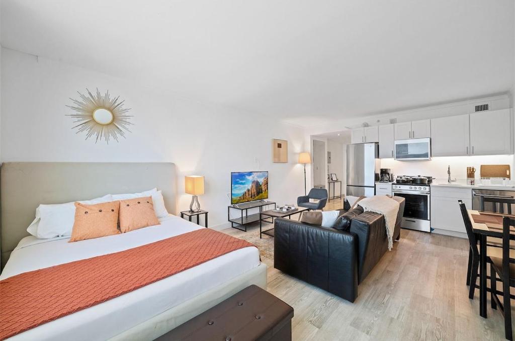Sleep 4 Stylish Boardwalk CozySuites Studio 전경