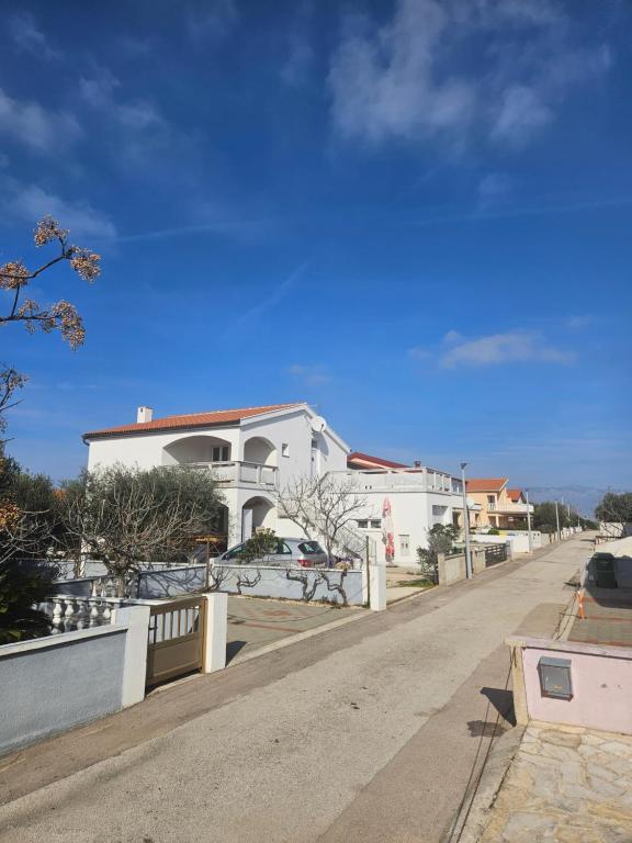 Apartment Zlatoperka, Vir