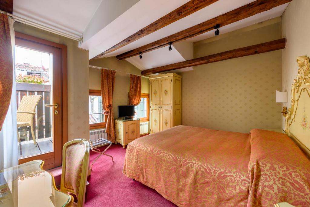 Locanda Al Leon — Hotel rooms in Venice, Veneto