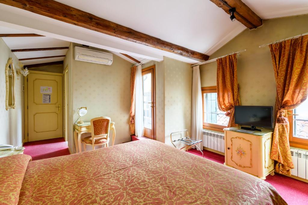 Locanda Al Leon — Hotel rooms in Venice, Veneto